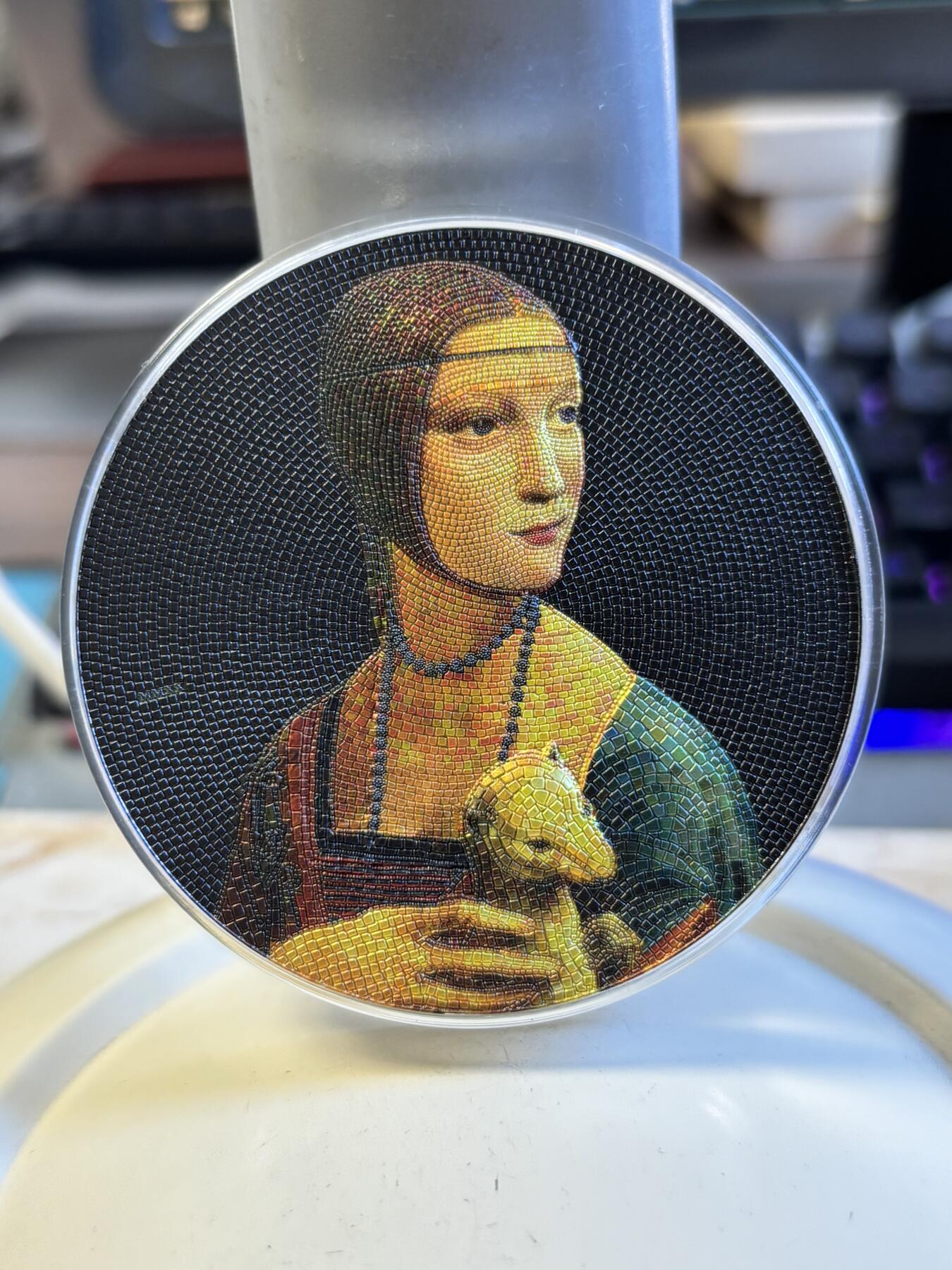 第196期拍卖 帕劳2020年马赛克系列4抱貂的女人3盎司彩色银币，999银，发行量499枚