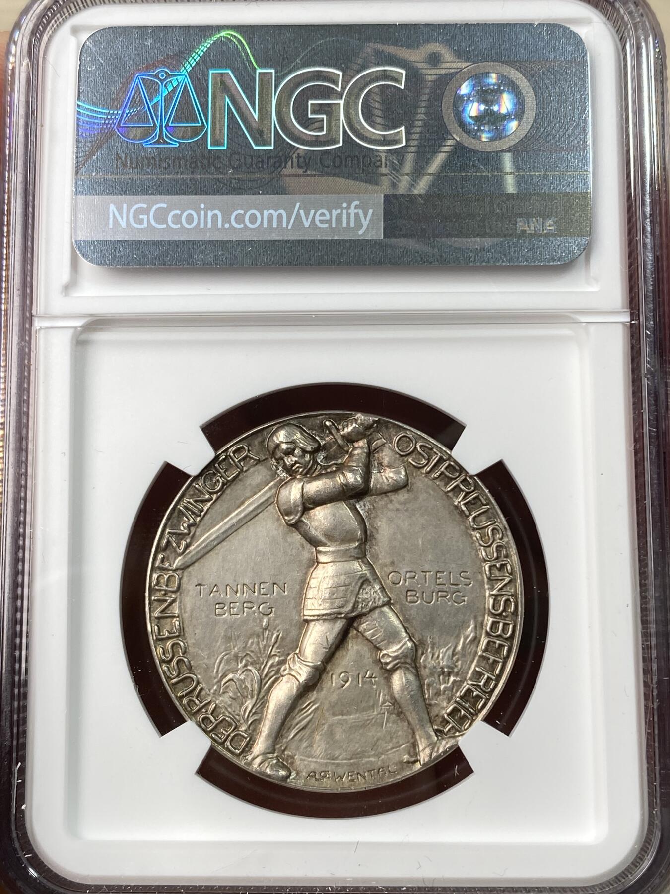 万国钱币拍卖第064期 NGC MS63 1914年德国兴登堡一战东线战场坦能堡大捷纪念银章 德国武士挥剑斩杀名誉高浮雕品种 原味环彩极美收藏级