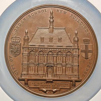 【德藏】世界币章拍卖第170期（拍品征集中~欢迎藏友联系） 1882年 英国伦敦金融城公学新校舍落成纪念威尔士亲王阿尔伯特·爱德华(后爱德华七世)及亚历山德拉王妃像高浮雕大铜章 稀少品种 大盒封装 NGC MS64BN