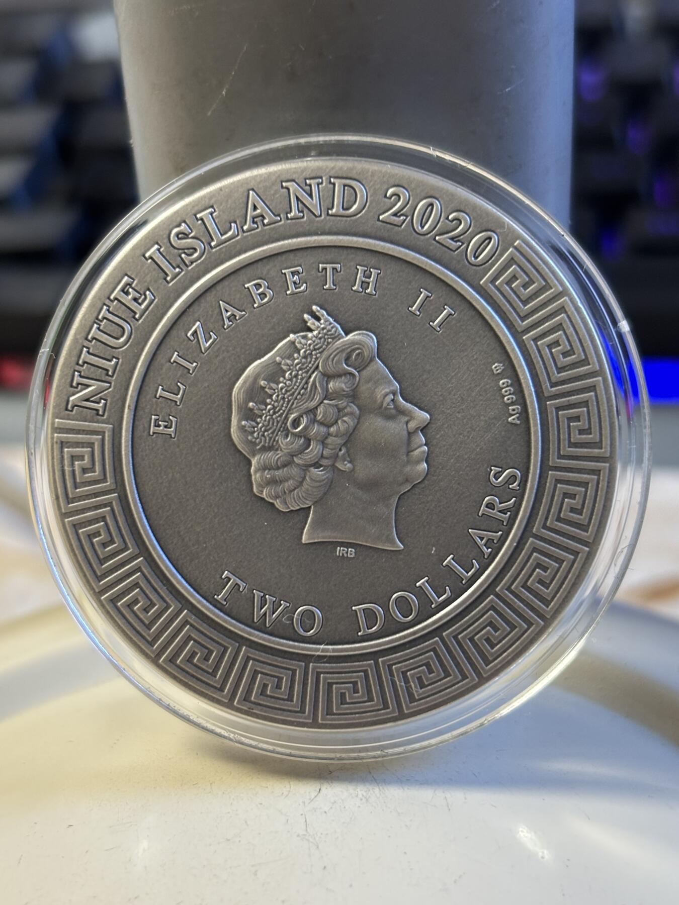 第196期拍卖 纽埃2020年发行众神系列爱乐之神太阳之子阿波罗2盎司高浮雕仿古镀金银币，999银，发行500枚