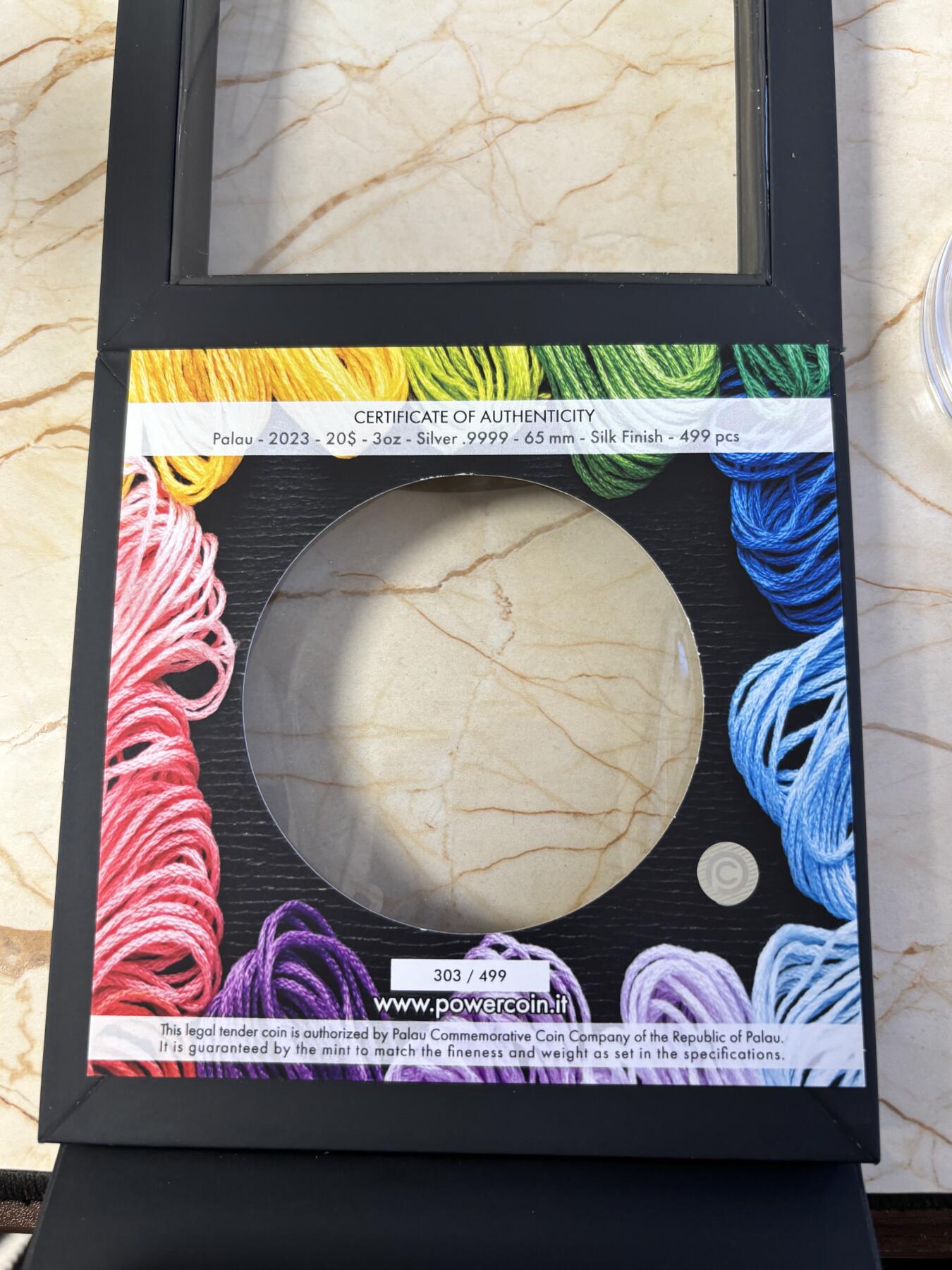 第196期拍卖 帕劳2023年刺绣系列首枚克里姆特吻3盎司纪念彩色银币，999银，发行499枚，塑料盒有缺口