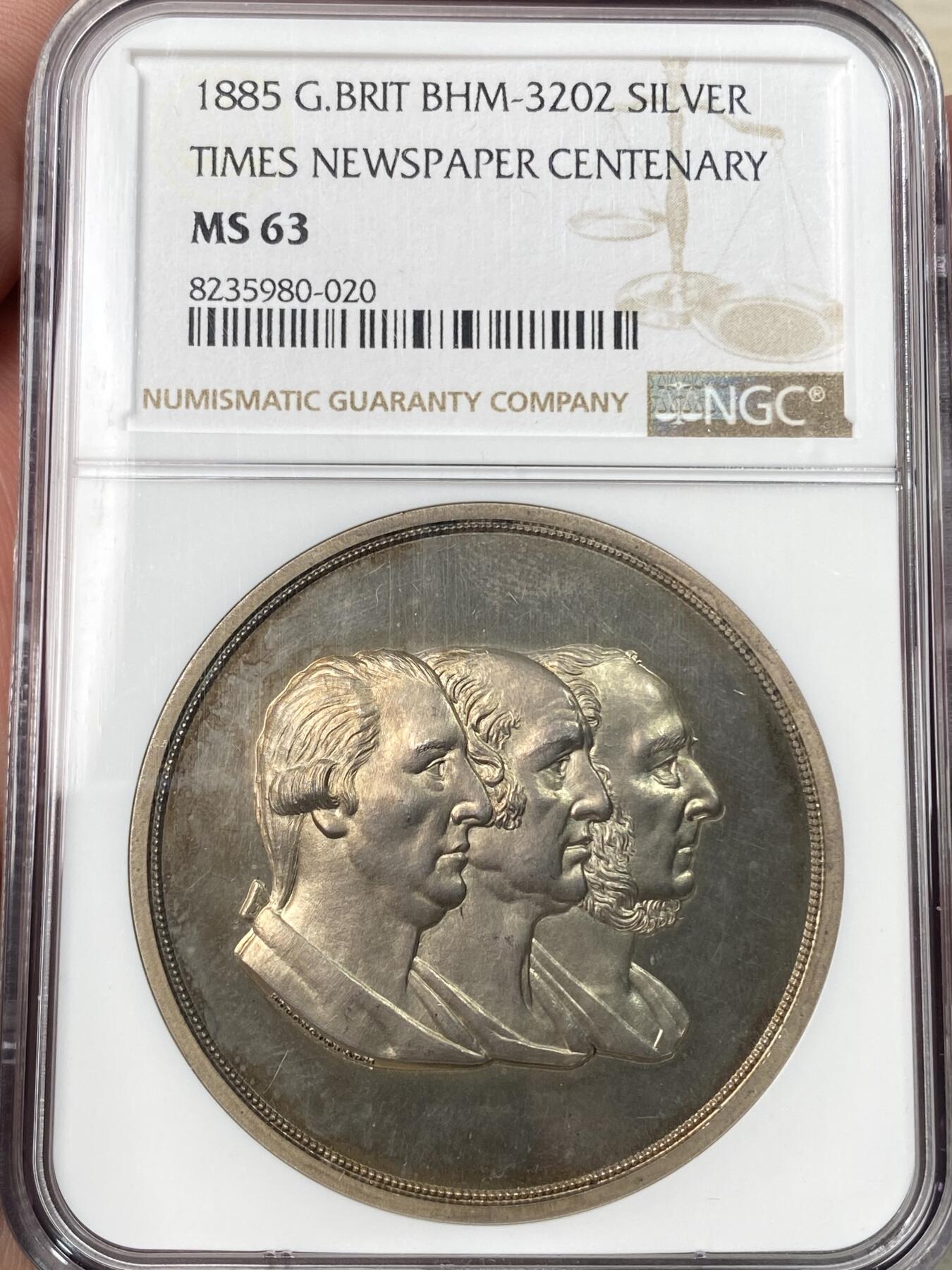 万国钱币拍卖第064期 NGC MS63 1885年英国纪念《泰晤士报》创办百年庆典大银章 Strongi'tharm设计 创始人沃尔特斯家族三代侧相 极美香槟金火烧云五彩 手册编号BHM 3202及Eimer 1712， 大师Longman & Strongi'th'arm设计，皇家造币厂铸造，直径45毫米，重62克。