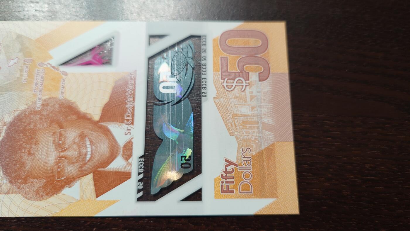 世界钱币～微拍第243期暨2026年第24期  老库存每款各1-2张清仓低价起拍 东加勒比50 塑料钞 全新UNC无47尾号9139 全息膜有如图正常划痕（可能是过点钞机产生）