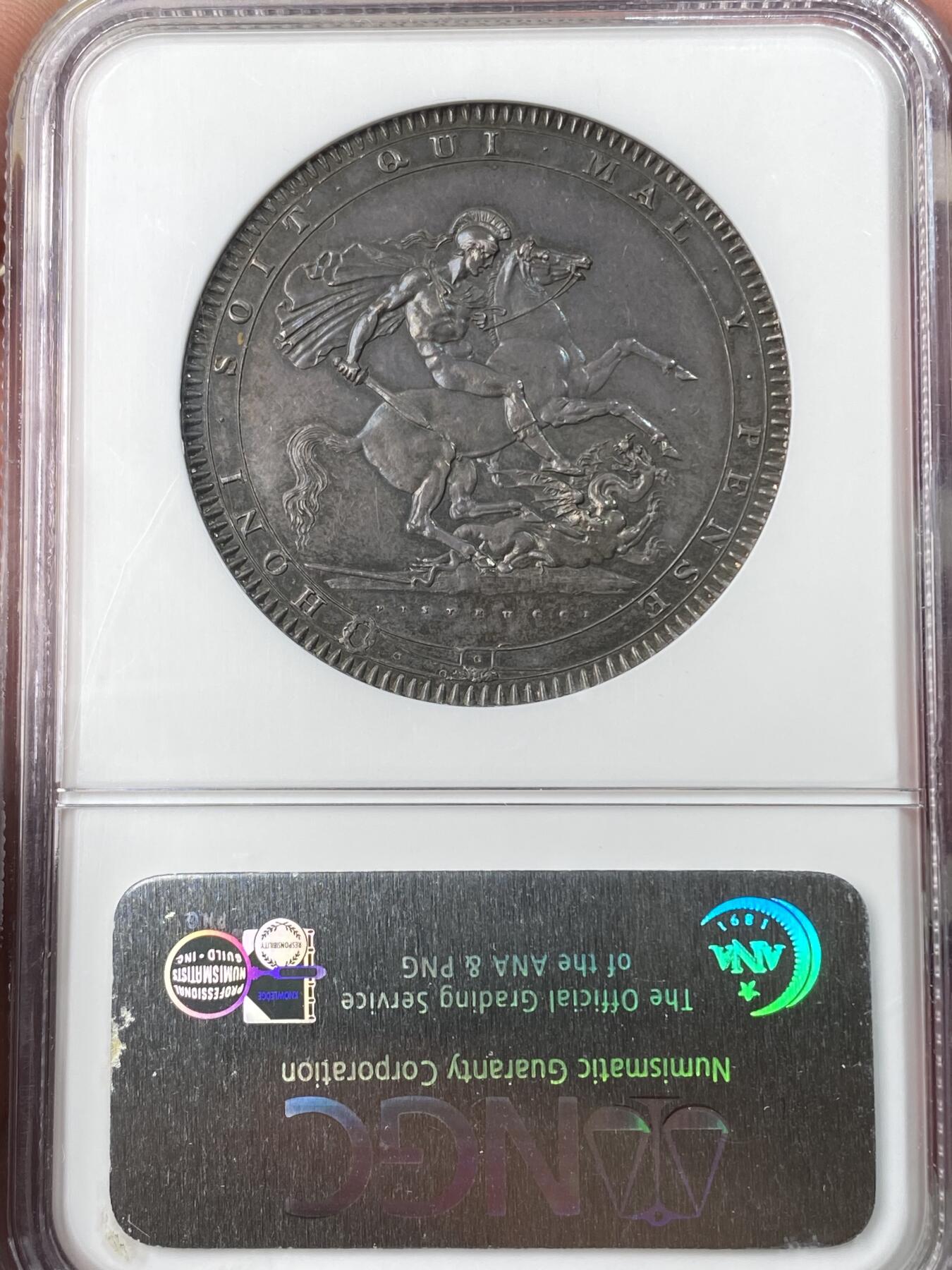 万国钱币拍卖第064期 NGC MS63 1819LIX英国乔治三世马剑克朗 英国马剑系列开山之作 均匀厚重的英式天鹅绒乌云五彩全覆盖 全深打高浮雕轻微类镜面质感 同分中罕见的顶级状态 NGC老盒典藏级品质