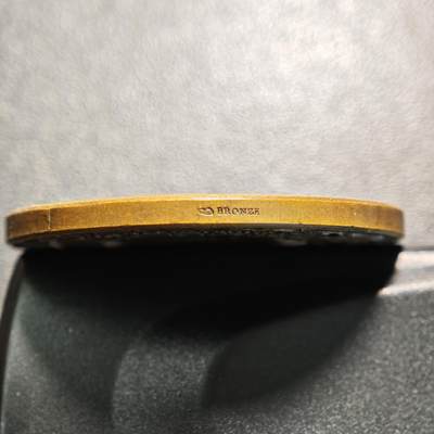 【德藏】世界币章拍卖第170期（拍品征集中~欢迎藏友联系） 1907年 法国初级教育协会纪念铜章，1815年版本，正面是三个坐着的小孩子正在书写板上做记录，站着天使指着墙上挂着的三块中间的牌子正在教导他们；背面是月桂和橡木枝组成的花环和铭文 直径约：41.2mm；重约：37.6g