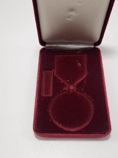 南水社第5次拍卖  朝鲜总联成立20周年纪念章，章体珐琅完整