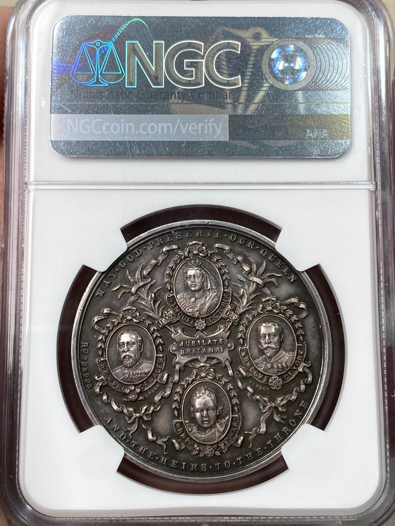 万国钱币拍卖第064期 NGC UNCD 1897年英国维多利亚女皇执政60周年纪念银章 背面有维多利亚女王、威尔士亲王、约克公爵和爱德华王子肖像 愿上帝保佑我们的女王和王位继承人 罕见品种 直径38毫米 著名英国章牌制造商Spink & Son出品