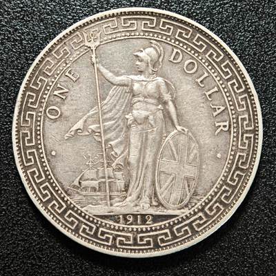【德藏】世界币章拍卖第170期（拍品征集中~欢迎藏友联系） 老藏家集藏系列之- 1912年 英属贸易银币站洋壹圆银币 直径约：38.9mm；重约：26.8g 入册20余年·附有当年购入价