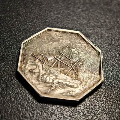 【德藏】世界币章拍卖第170期（拍品征集中~欢迎藏友联系） 名誉品 1832-1841年 法国海洋保险公司美人鱼海妖八角银质代币银章 油灯边铭 (新版法国八角代用币目录封面同款) 原味包浆 味道极佳 直径约：33.3mm；重约：17.4g