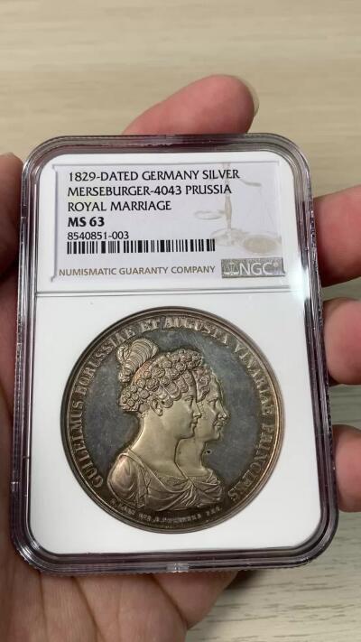 万国钱币拍卖第064期 NGC MS63 1829年德国普鲁士威廉（日后的威廉一世）与奥古斯塔大婚纪念大银章 威廉三世时期时任炮弹亲王的威廉与萨克森-魏玛的奥古斯塔结婚纪念 绝美镜面欧陆五彩德系结婚系列 43MM 28G