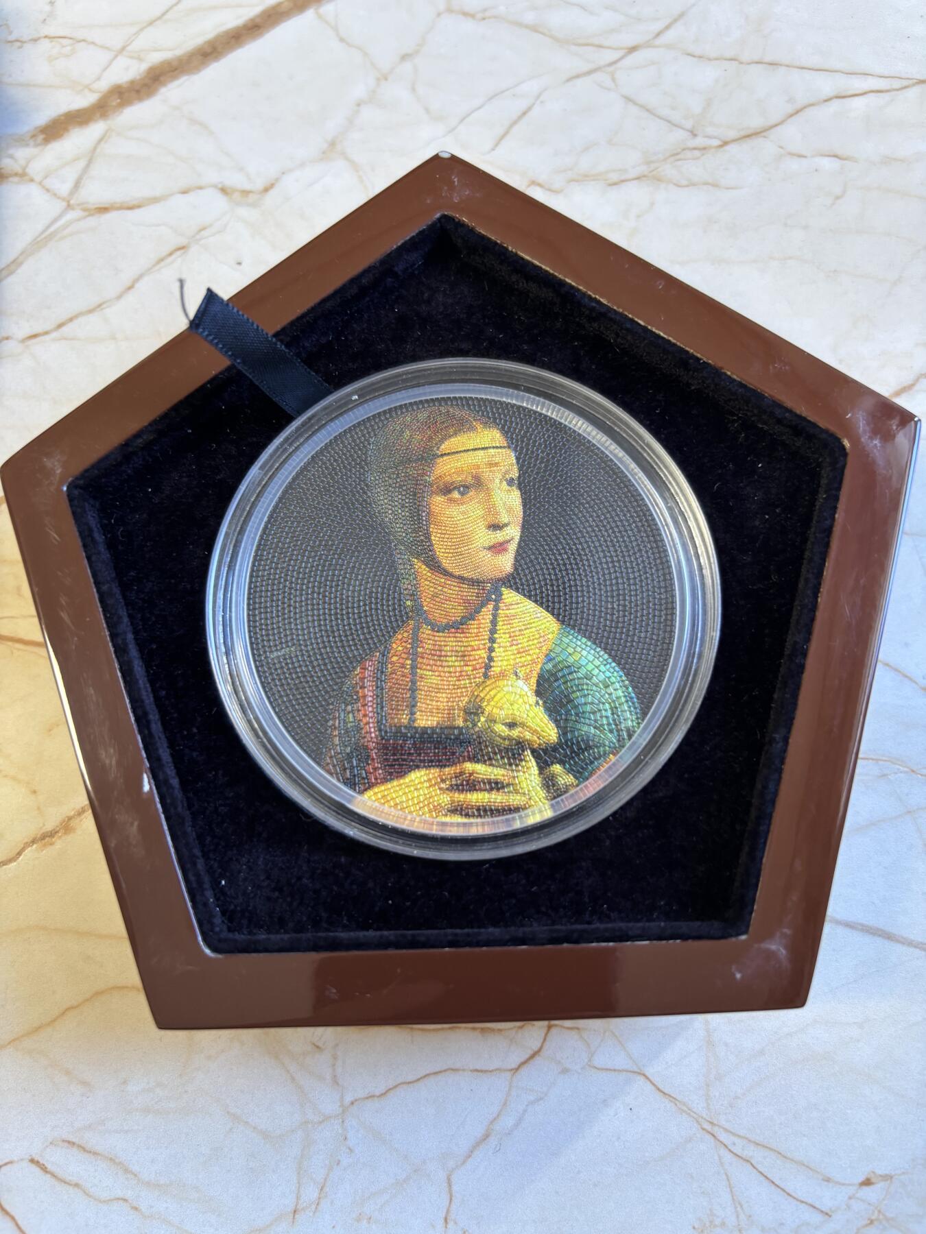 第196期拍卖 帕劳2020年马赛克系列4抱貂的女人3盎司彩色银币，999银，发行量499枚