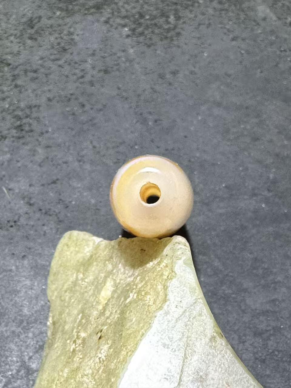 仅此一颗，藏传红九眼随形天珠一颗