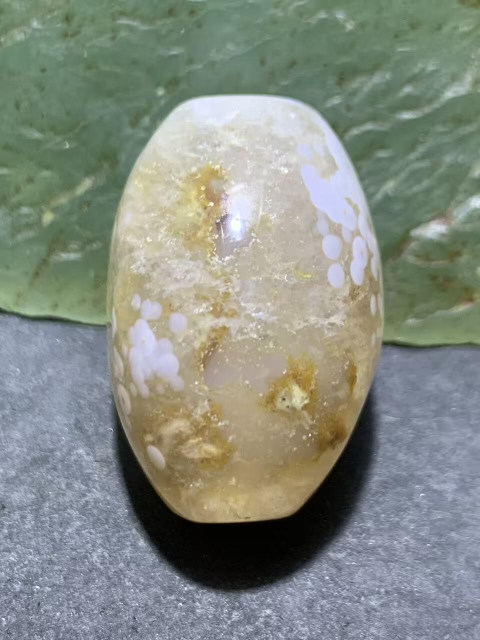 精美冰飘糖心料奶白鱼籽纹战国红玛瑙随形勒子一颗！