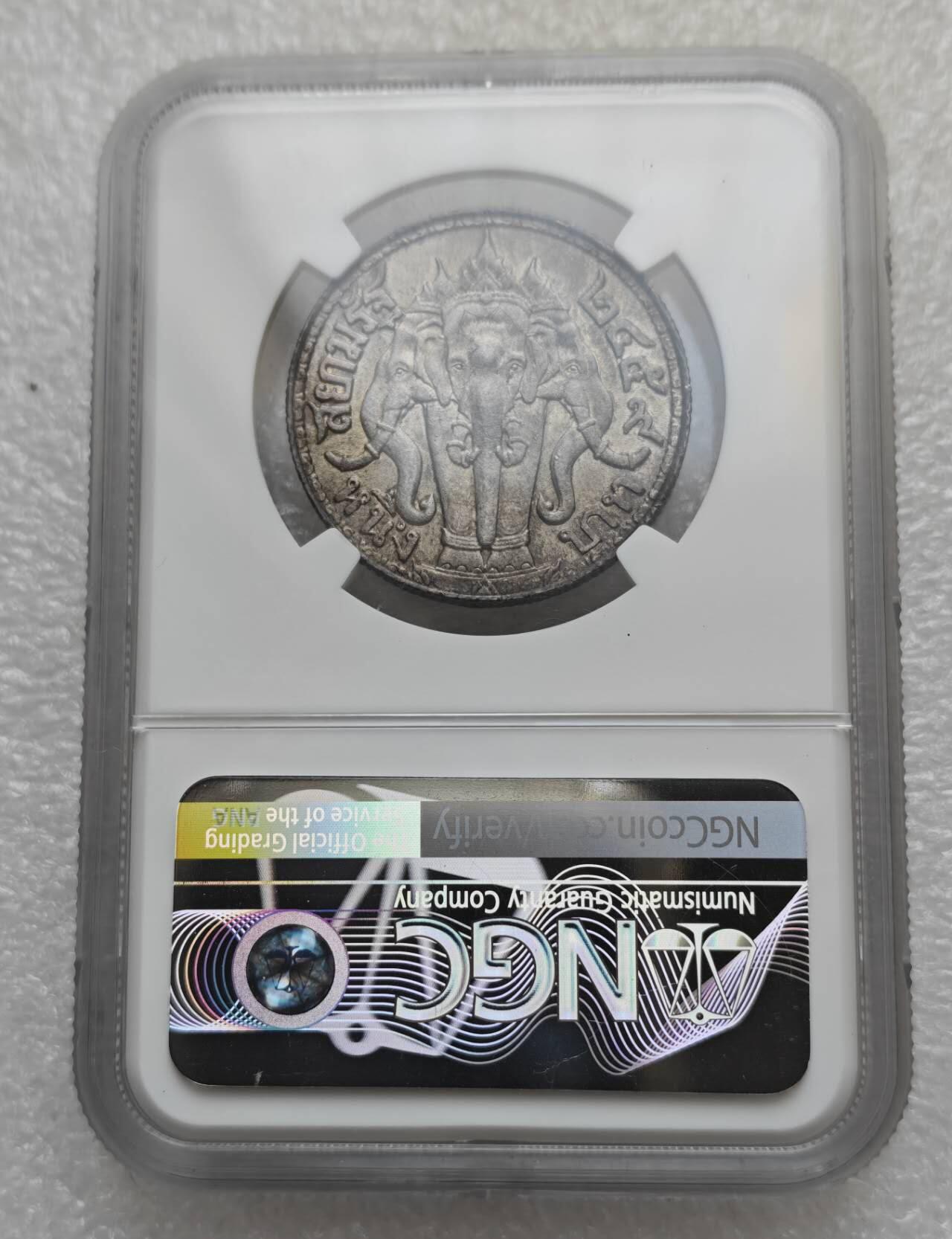 瓶子🏺第235期拍卖会  泰国（暹罗）1916年（佛历2459年）拉玛六世1泰铢（Baht）银币（NGC UNC Details）   这是一枚泰国拉玛六世（Rama VI，瓦栖拉兀）时期发行的1泰铢银币，是泰国近代最具代表性的“三象头”银币，经NGC评级为 UNC Details