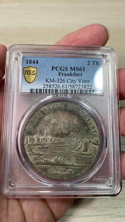 PCGS MS61 1844年德国法兰克福自由市河景2泰勒 名誉景观2泰勒品种 热度居高不下 同时也是邦国时期唯一一款以景观为题材的2泰勒 厚重欧陆五彩极美 打制极其锋利 河面上的水波纹也毫不马虎 给人以身临其境之感 不容错过的典藏级品质 越来越贵的品种  