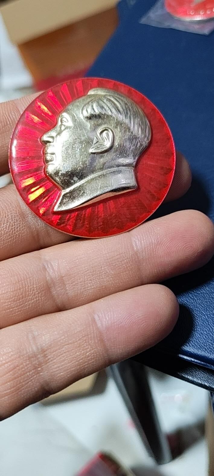 毛主席像章拍场，都是部队题材章