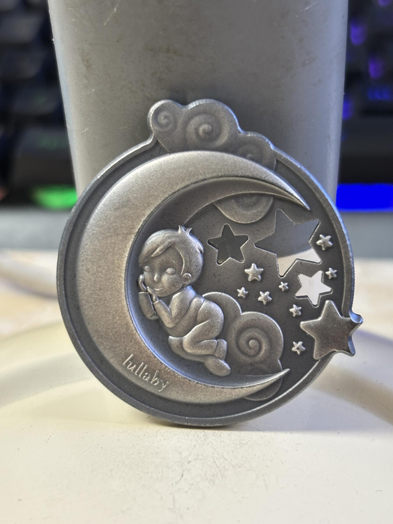 第196期拍卖 库克2018年摇篮曲系列熟睡的男孩仿古异形纪念银币，999银，发行量999枚