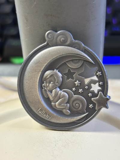 第196期拍卖 - 库克2018年摇篮曲系列熟睡的男孩仿古异形纪念银币，999银，发行量999枚