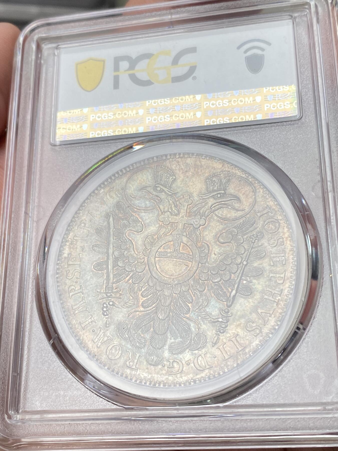 万国钱币拍卖第064期 PCGS AU55 1768年德国纽伦堡城市景观大泰勒 经典神罗时期景观泰勒 广受欢迎的热门品种 全深打欧陆厚重五彩包浆裹身 纽伦堡老城的城市布局在方寸间展现的一览无余 分数虽不顶级但绝对是足以入藏的舒适状态 