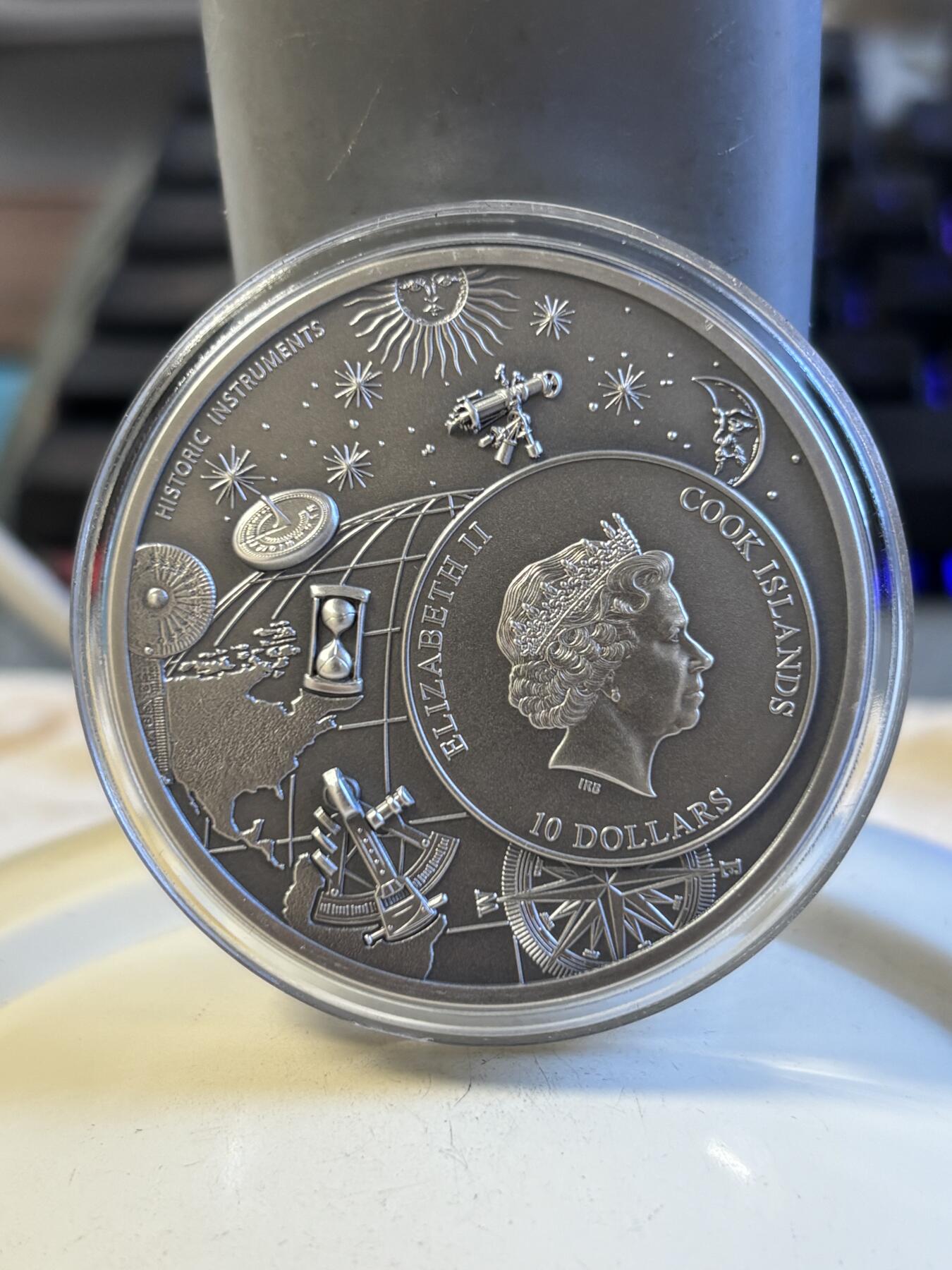 第196期拍卖 获奖库克2023年历史仪器星盘2盎司纪念银币，999银，发行1500枚，获克劳斯2024年度最佳克朗币大奖，没有纸套