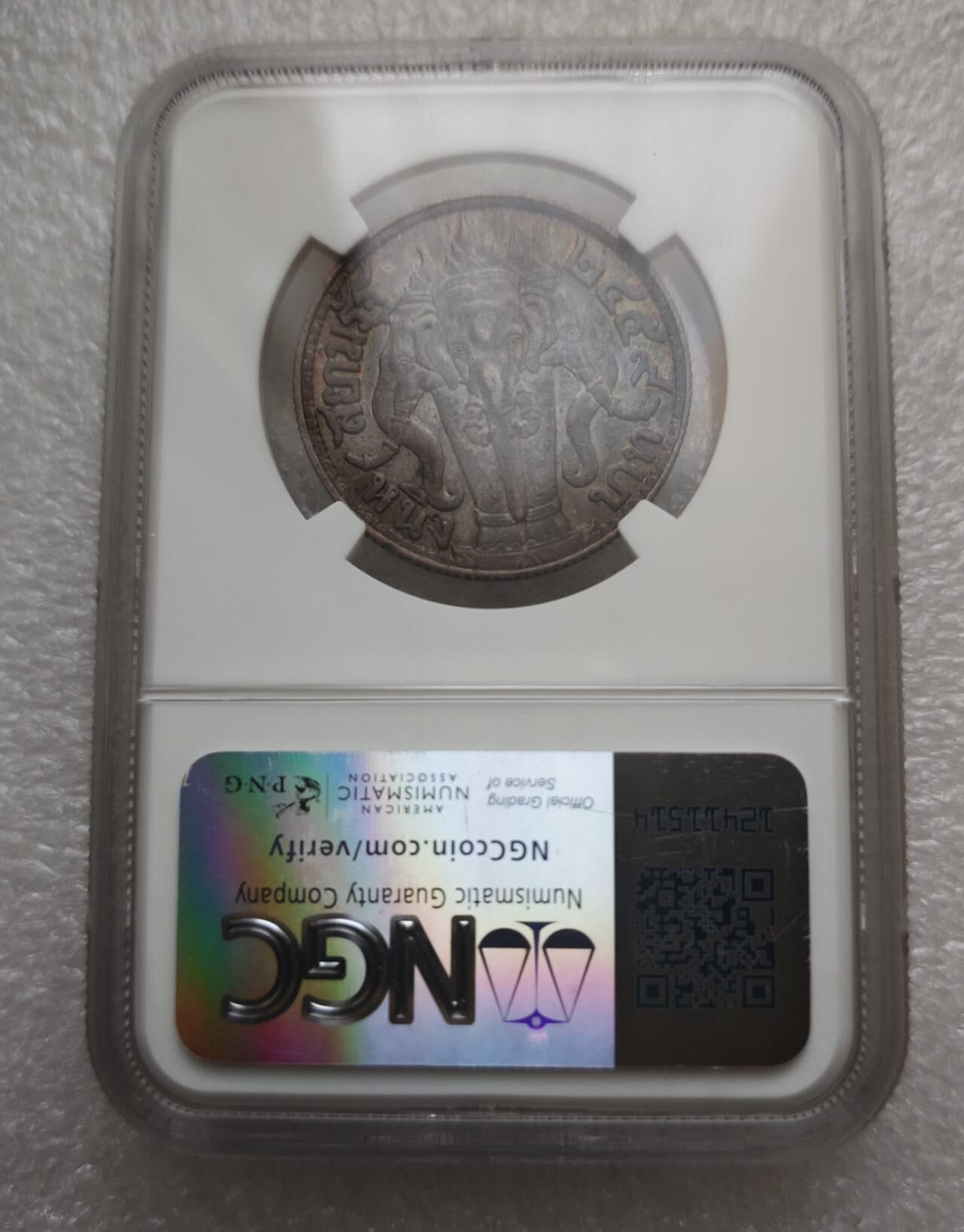 瓶子🏺第235期拍卖会  泰国（暹罗）1916年（佛历2459年）拉玛六世1泰铢（Baht）银币（NGC AU 58）   这是一枚泰国拉玛六世（Rama VI）时期发行的经典“三象头”1泰铢银币，经NGC评级为 AU 58（近未流通品），是你收藏中泰国近代钱币的精品