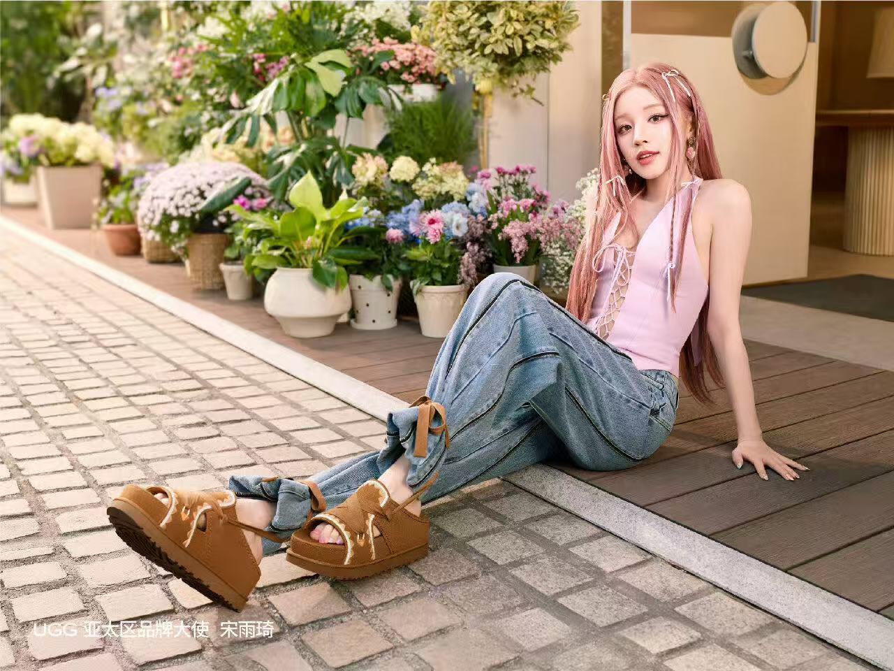 零元拍：星光赴约，茸意登场；步履同频，自在高光！UGG亚太区品牌大使宋雨琦亲签联名配色UGG Classic Clear Mini 雪地靴，每一步都自带高光，每一刻都Feels Like UGG，全新篇章，即刻启程~36码