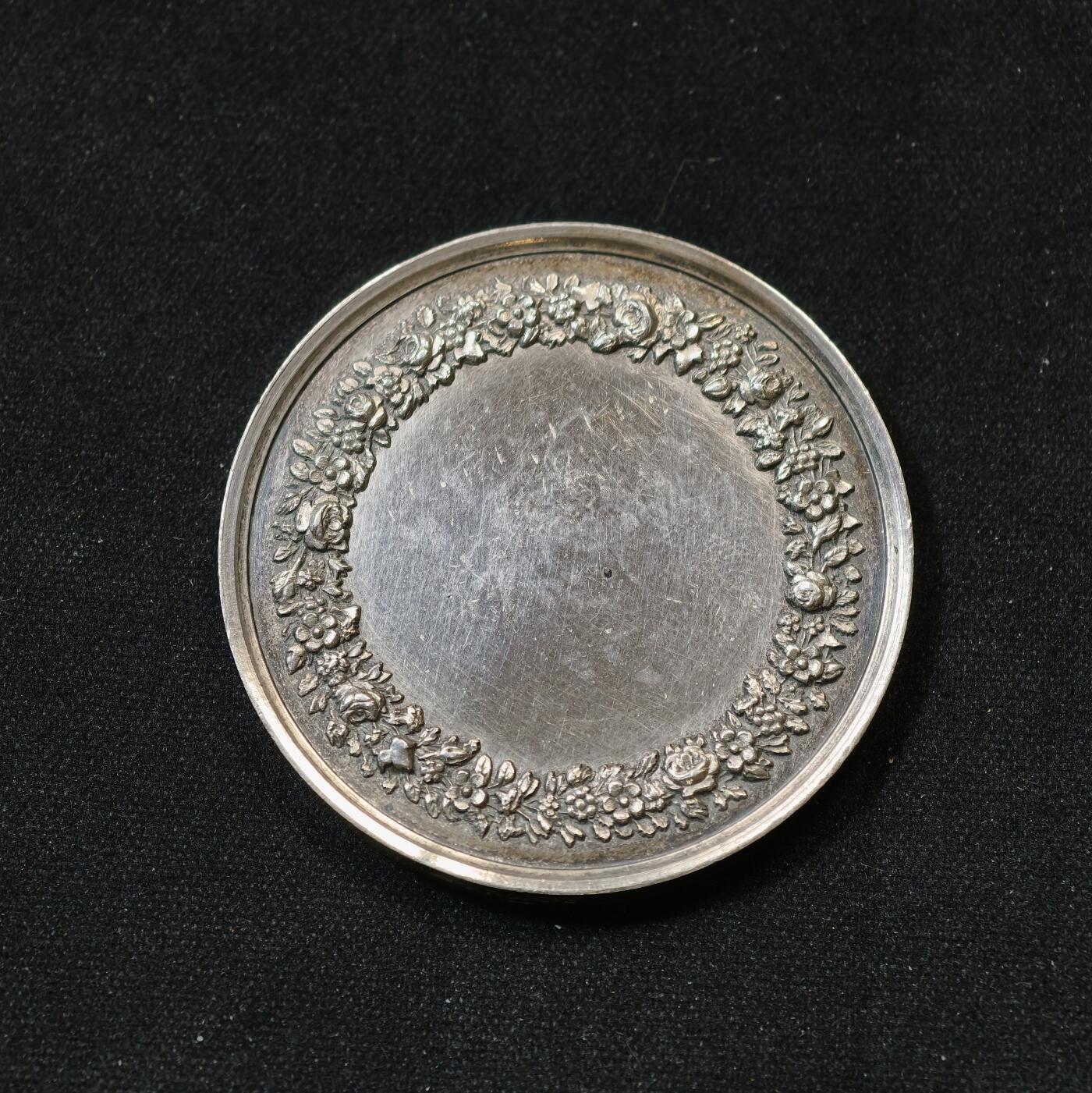 甄臻铺-世界币章拍卖（第58期），送拍享返佣金等优惠多多 19世纪法国婚姻与爱情银章，背面无刻字可自用，10.9g，27.9mm，丰饶角1a银标 950银，难得好品。