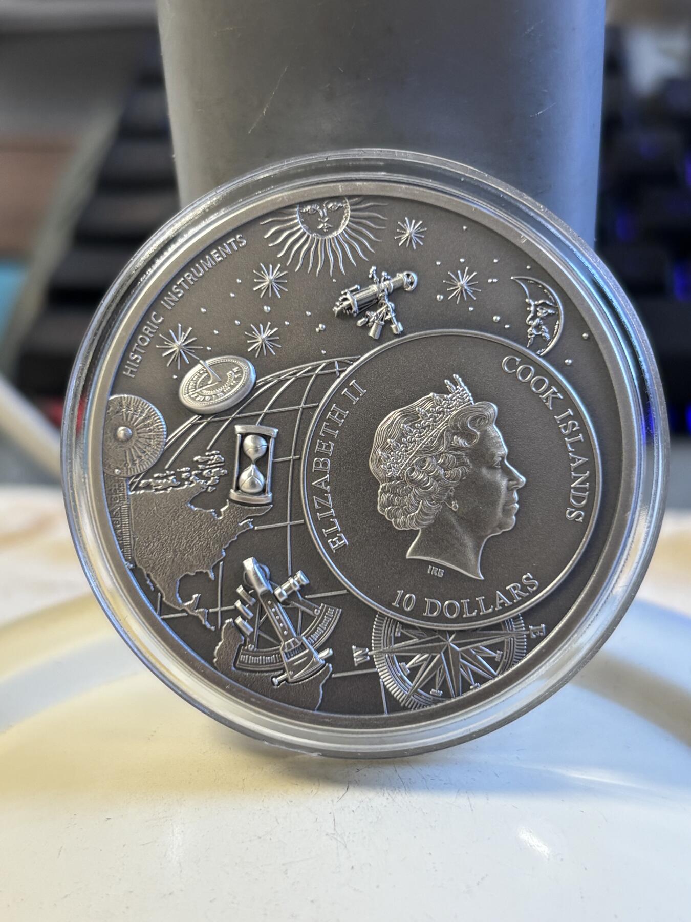 第196期拍卖 获奖库克2023年历史仪器星盘2盎司纪念银币，999银，发行1500枚，获克劳斯2024年度最佳克朗币大奖，没有纸套