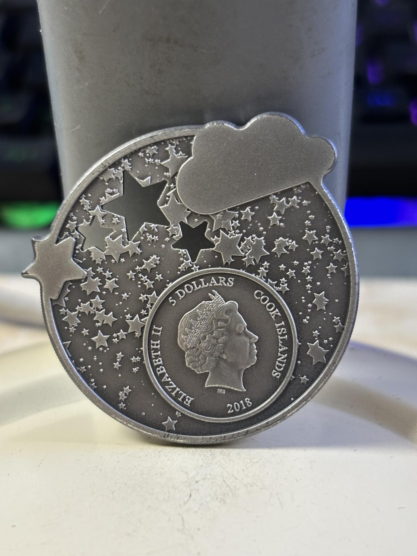 第196期拍卖 库克2018年摇篮曲系列熟睡的男孩仿古异形纪念银币，999银，发行量999枚