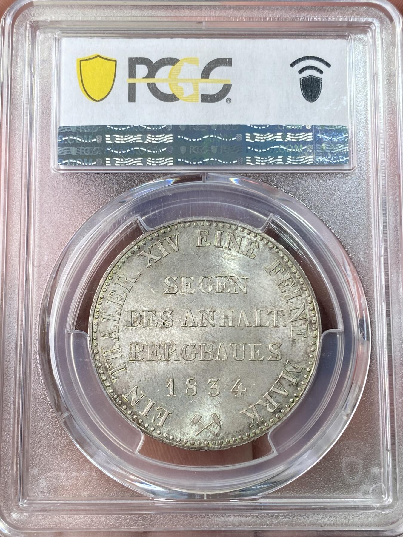 万国钱币拍卖第064期 PCGS MS65 1834年德国安哈尔特-贝恩堡矿业祈祷纹章流通1泰勒 唯一一款贝恩堡窗帘形态1泰勒 小熊爬墙的前身 仅单年发行15000枚且流通充分 即便通货也是难得一见 能达到BU品质可谓凤毛麟角 全深打丝绸转光地板 极美香槟色调淡彩环绕 PCGS唯一冠军分唯一MS 亚军就是XF40 其难度可见一斑 入库收藏重器级别