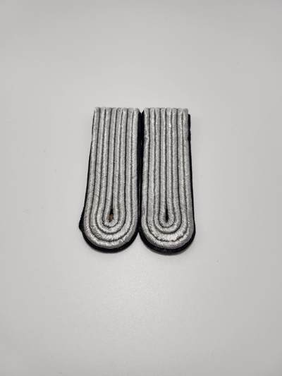 南水社第5次拍卖  东德装甲兵尉官肩章一对