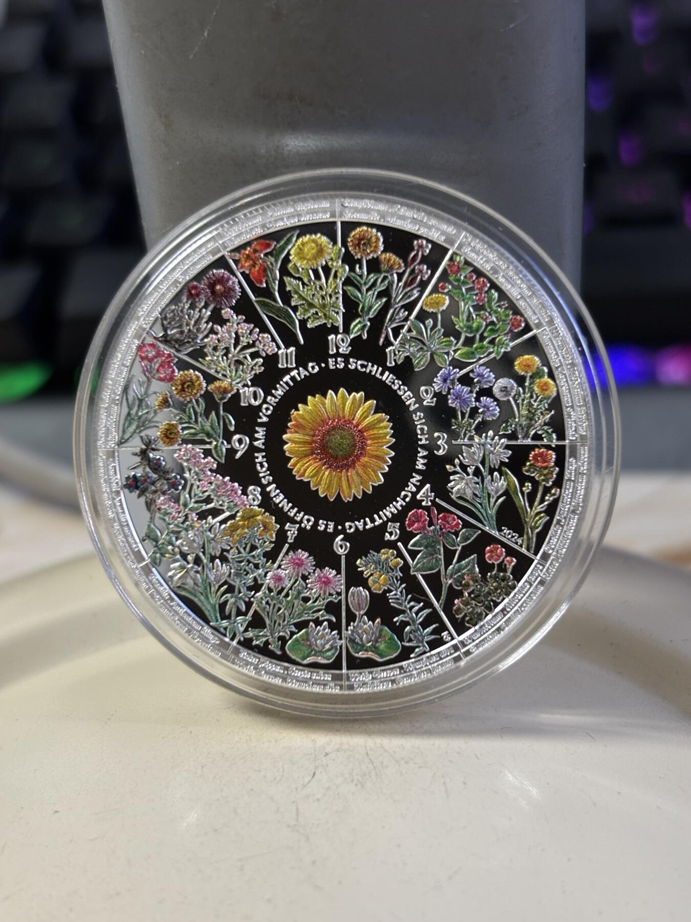 第196期拍卖 利比里亚2024年花卉钟表1盎司彩色纪念银币，1盎司，发行333枚