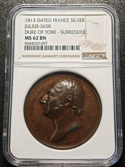 【德藏】世界币章拍卖第170期（拍品征集中~欢迎藏友联系） 1813年 法国约克公爵皇家军事学院授旗纪念铜章 平边无边铭，NGC MS62BN 正面是约克公爵左侧面头像，背面是1802年夏洛特王后在他于切尔西创立的约克公爵皇家军事学院主持授旗仪式的场景。高浮雕工艺，特别是背面场景人物众多，雕刻细腻，巧克力包浆，保存状态良好，稀有品种