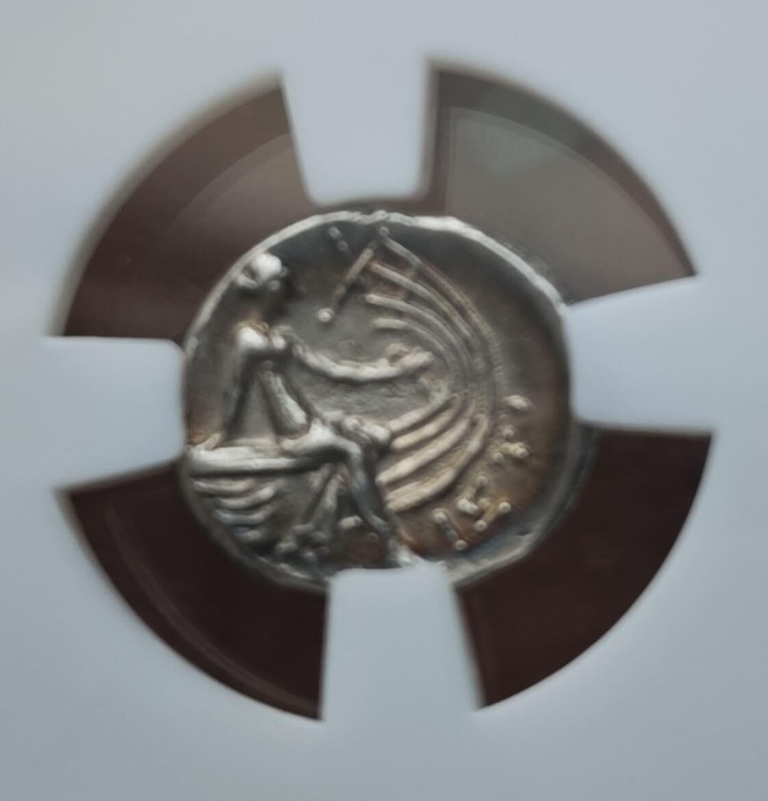 瓶子🏺第235期拍卖会  背面完美  古希腊埃维亚岛西斯提亚城4奥波银币（公元前3–前2世纪，ZDGS XF）   古希腊埃维亚岛（Euboea）西斯提亚城（Histiaea）发行的4奥波银币，经ZDGS评级为 XF 级，是古希腊爱琴海岛屿城邦的经典钱币品种 水泽仙女（Naiad，宁芙的一种，掌管河流与泉水） 坐在船艏，手持桨或权杖，背景为船帆/波浪纹饰，是西斯提亚城最具辨识度的钱币符号 