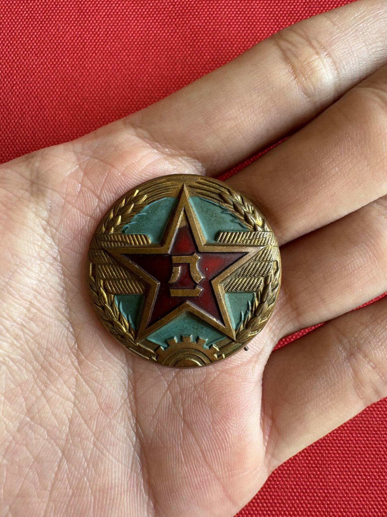 五哥徽章群   2号周四晚上八点4群联拍 帽徽