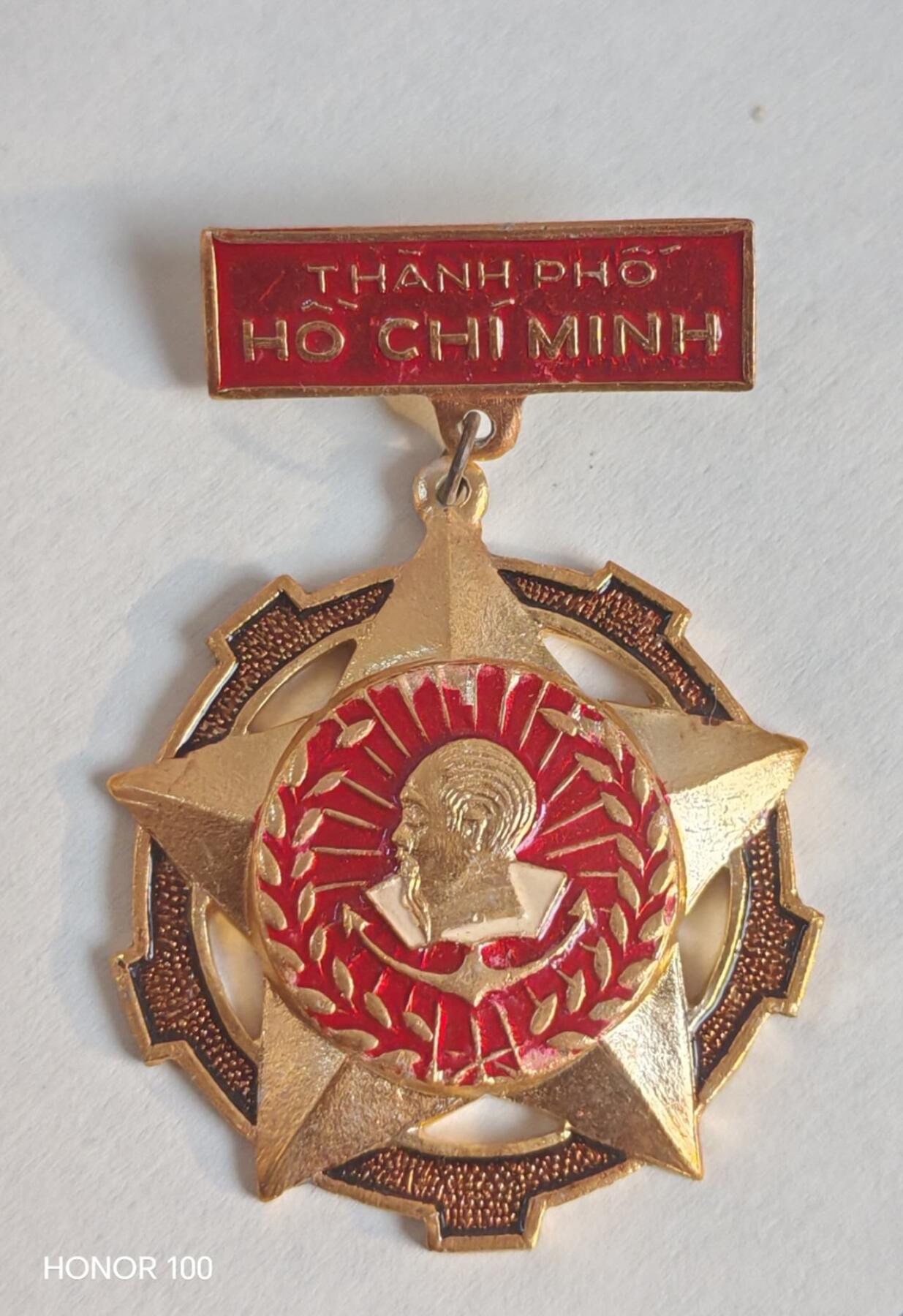 纪念章/纪念币 越南胡志明市建设者奖章- 颁发对象：涵盖参与胡志明市建设的工人、工程师、干部、军人、志愿者等各类群体，是对城市发展贡献的官方认可。