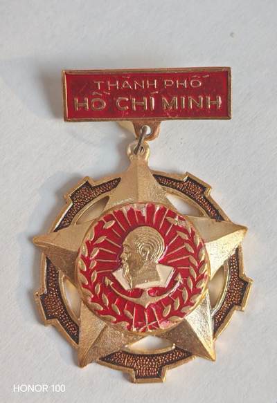 纪念章/纪念币 - 越南胡志明市建设者奖章- 颁发对象：涵盖参与胡志明市建设的工人、工程师、干部、军人、志愿者等各类群体，是对城市发展贡献的官方认可。