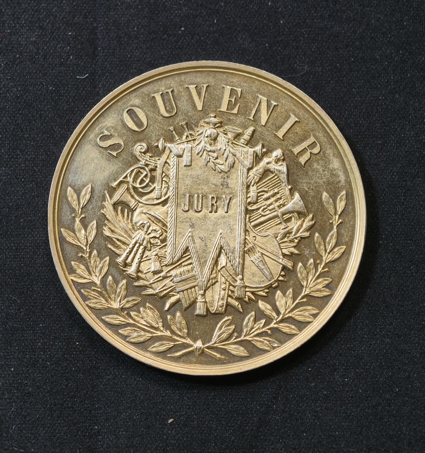甄臻铺-世界币章拍卖（第58期），送拍享返佣金等优惠多多 法国音乐比赛镀金银章，35.25g45.9mm，菱形野猪头边铭 ，品相完美。
