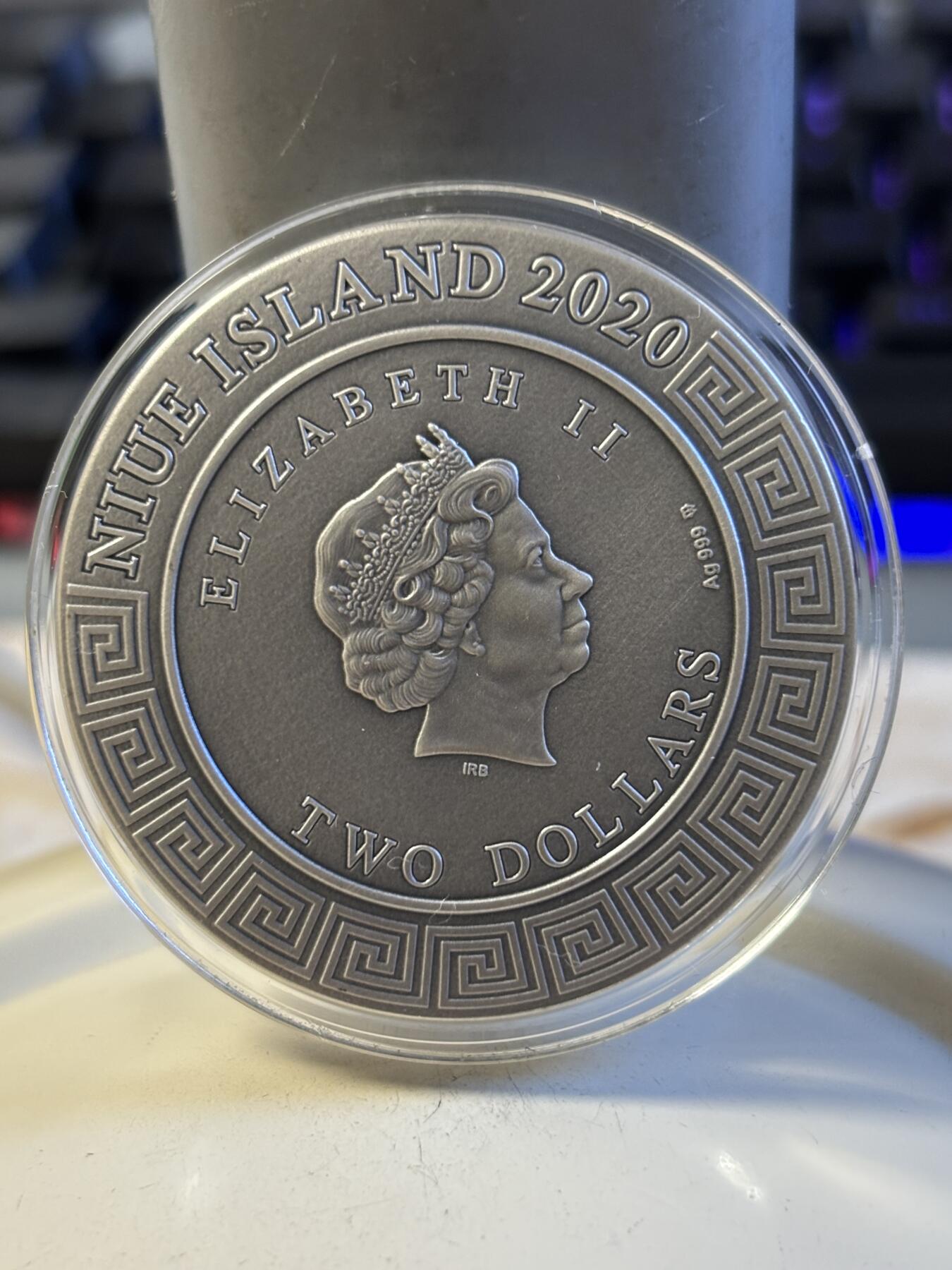 第196期拍卖 纽埃2020年发行众神系列爱乐之神太阳之子阿波罗2盎司高浮雕仿古镀金银币，999银，发行500枚