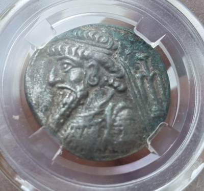 瓶子🏺第235期拍卖会 -  埃兰王国（Elam）四德拉克马银币  14.2克（公元前2世纪–公元1世纪）   古埃兰王国（Elam）后期的银币，属于埃兰文明作为“伊朗高原早期文明”的典型代表