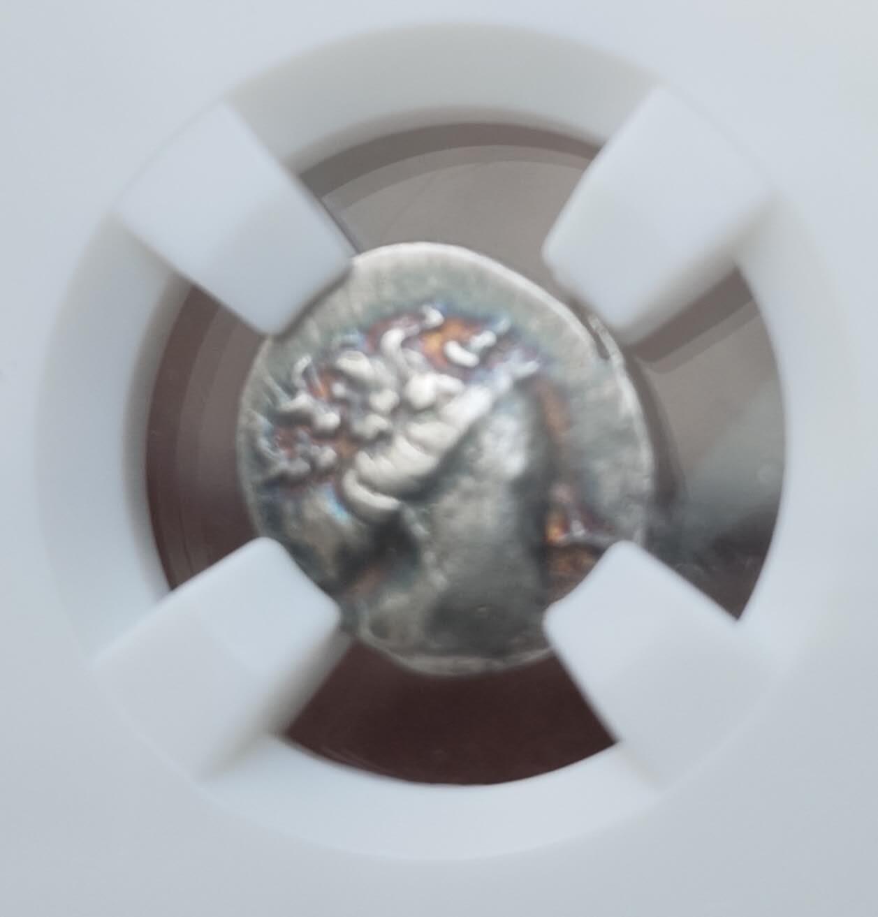 瓶子🏺第235期拍卖会  背面完美  古希腊埃维亚岛西斯提亚城4奥波银币（公元前3–前2世纪，ZDGS XF）   古希腊埃维亚岛（Euboea）西斯提亚城（Histiaea）发行的4奥波银币，经ZDGS评级为 XF 级，是古希腊爱琴海岛屿城邦的经典钱币品种 水泽仙女（Naiad，宁芙的一种，掌管河流与泉水） 坐在船艏，手持桨或权杖，背景为船帆/波浪纹饰，是西斯提亚城最具辨识度的钱币符号 