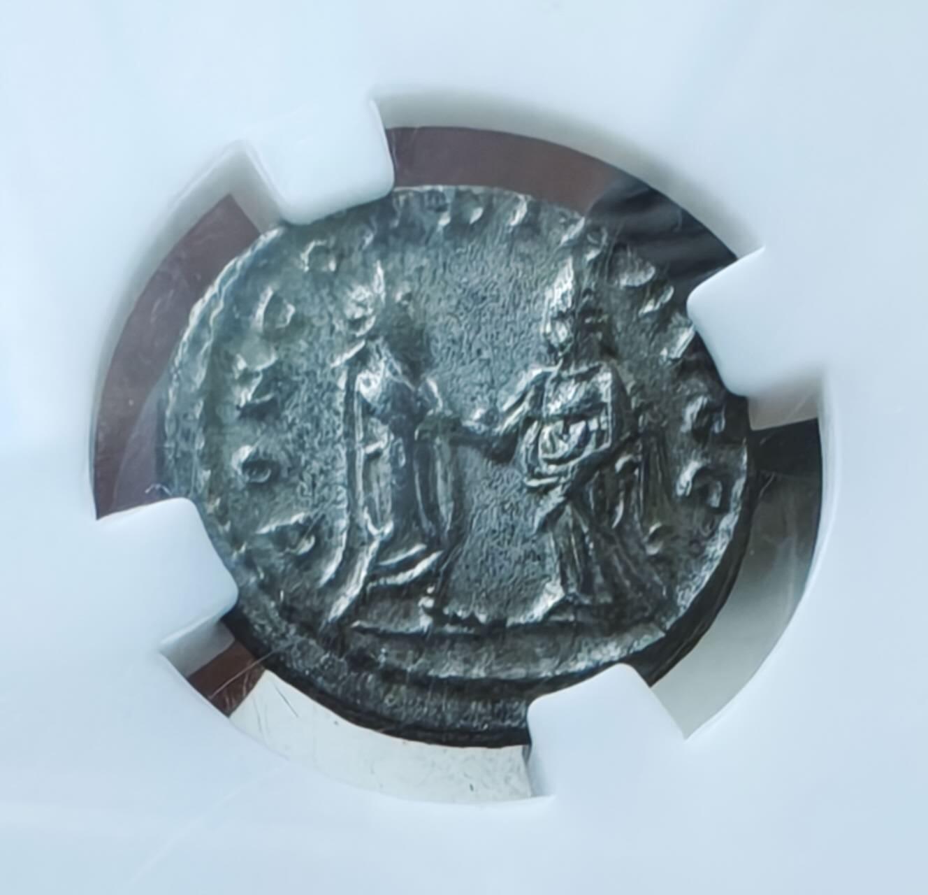 瓶子🏺第235期拍卖会  古罗马帝国皇后萨洛尼娜（Salonina）1安东尼安洗银币（ZDGS XF）   这是一枚古罗马帝国时期（公元260–268年）皇后萨洛尼娜（Salonina）发行的1安东尼安（Antoninianus）洗银币，经ZDGS评级为 XF 级，是罗马帝国危机时期的标准钱币藏品