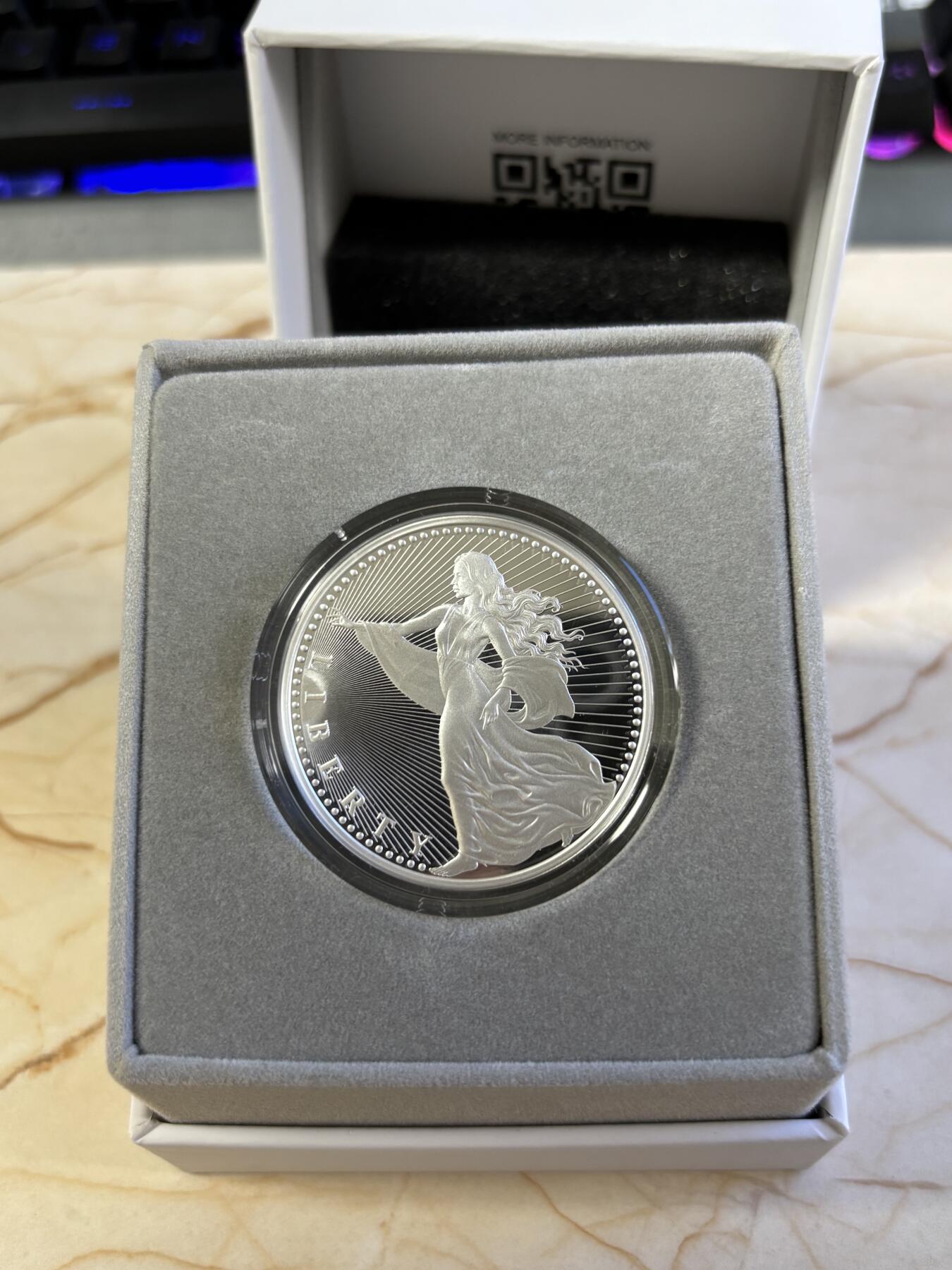 第196期拍卖 美国2022年加密货币女神神兽1盎司精制纪念银币，999银，发行1000枚