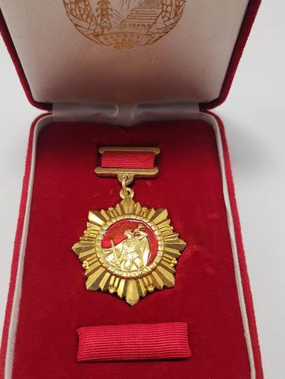 南水社第5次拍卖  朝鲜总联祖国解放纪念章 章体盒略均品相完好