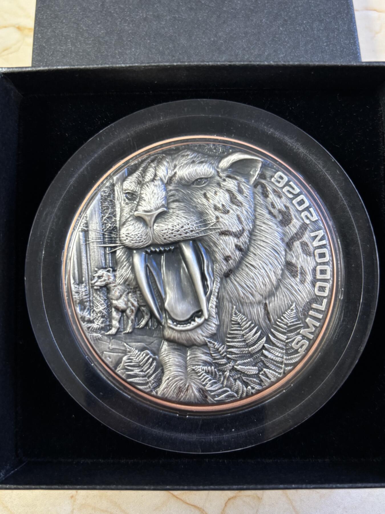 第196期拍卖 瓦努阿图2026年恐龙时代6剑齿虎银铜双金属仿古纪念币，999银+铜，10克银+145铜，发行1999枚