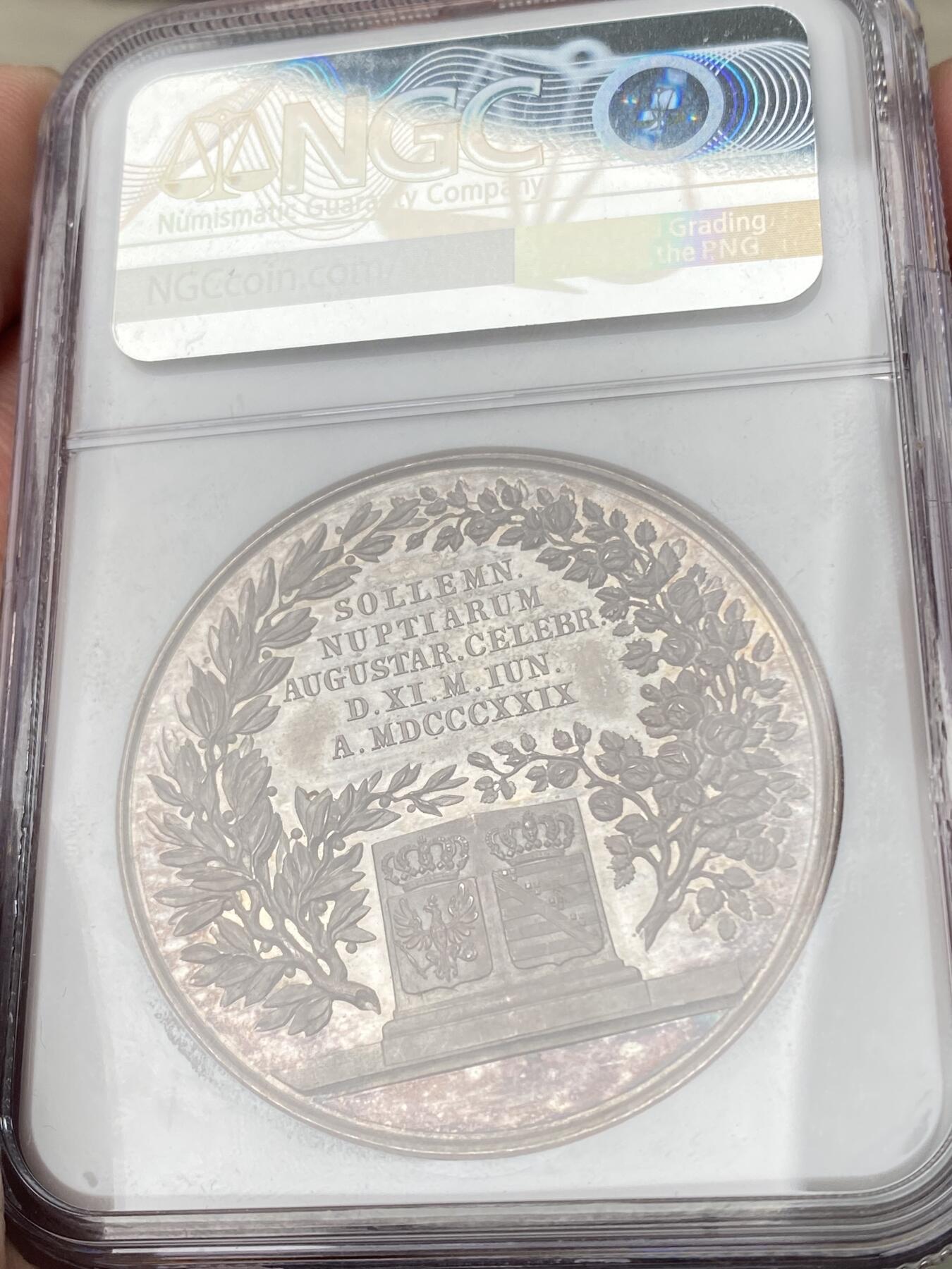 万国钱币拍卖第064期 NGC MS63 1829年德国普鲁士威廉（日后的威廉一世）与奥古斯塔大婚纪念大银章 威廉三世时期时任炮弹亲王的威廉与萨克森-魏玛的奥古斯塔结婚纪念 绝美镜面欧陆五彩德系结婚系列 43MM 28G