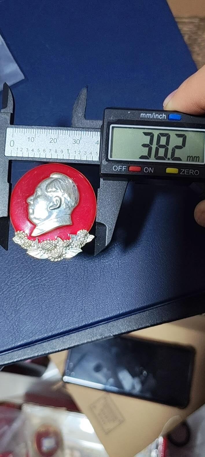 毛主席像章拍场，都是部队题材章 🔥🔥🔥🔥毛主席像章，38.2—42.5毫米，背面有铭文：中国人民解放军八二五部队