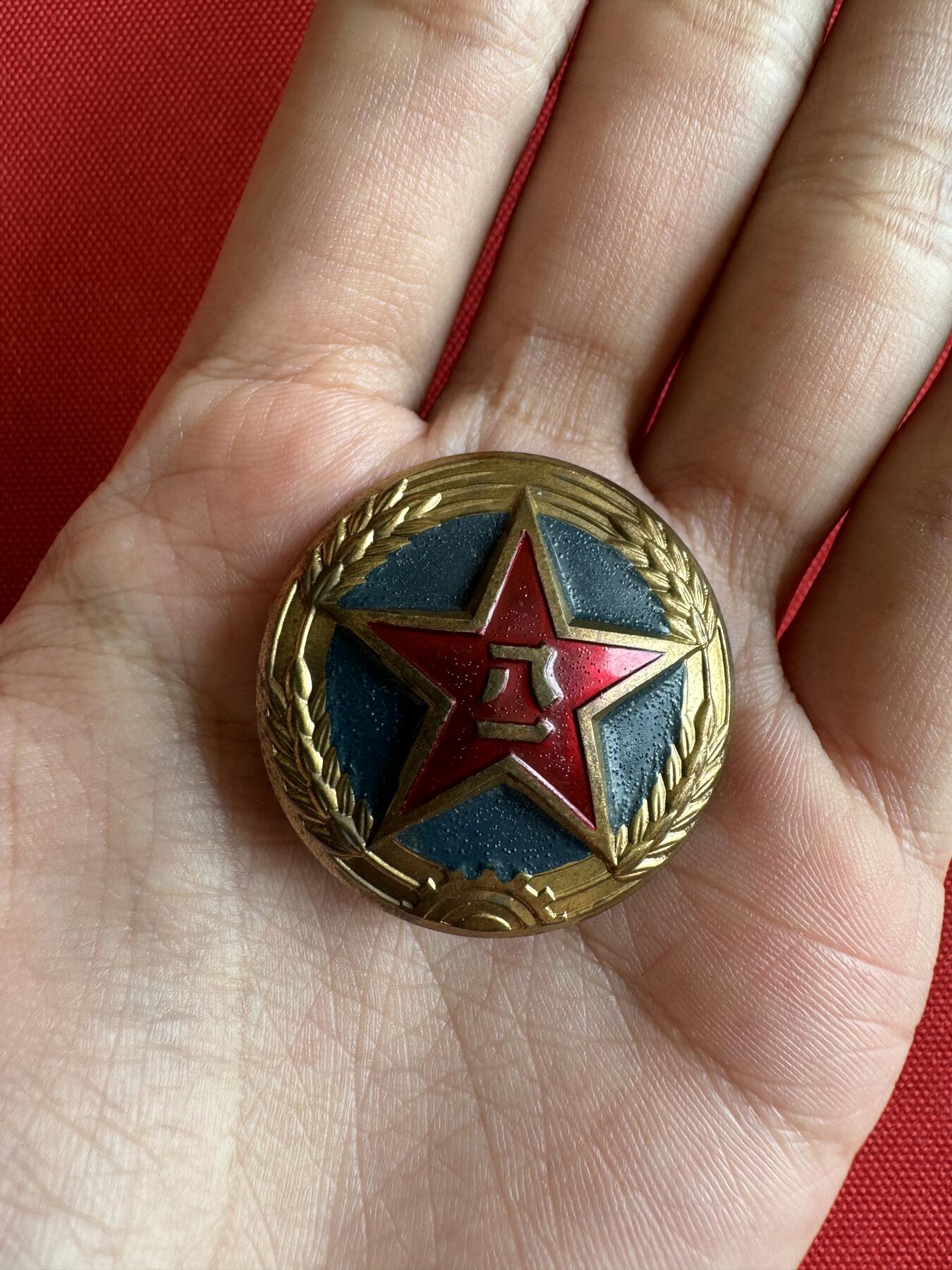 五哥徽章群   2号周四晚上八点4群联拍 帽徽