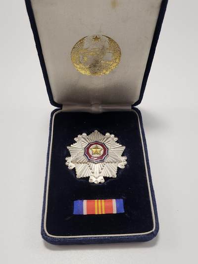 南水社第5次拍卖  在日朝鲜人联合总会三级国旗勋章 珐琅因工艺问题存在气泡 盒略章体均完好