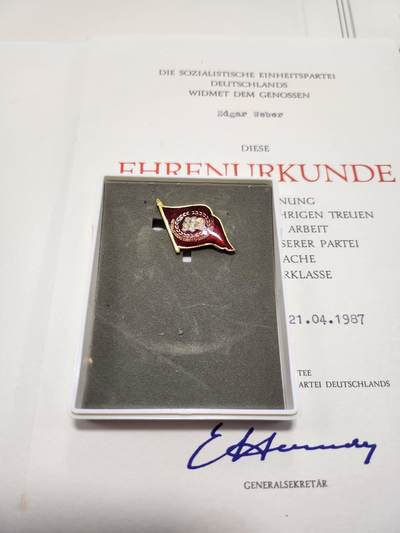 南水社第5次拍卖  民主德国（东德）SED 25年党龄荣誉证书 党校函授结业证 统一社会党证章带盒  获得者埃德加·韦伯